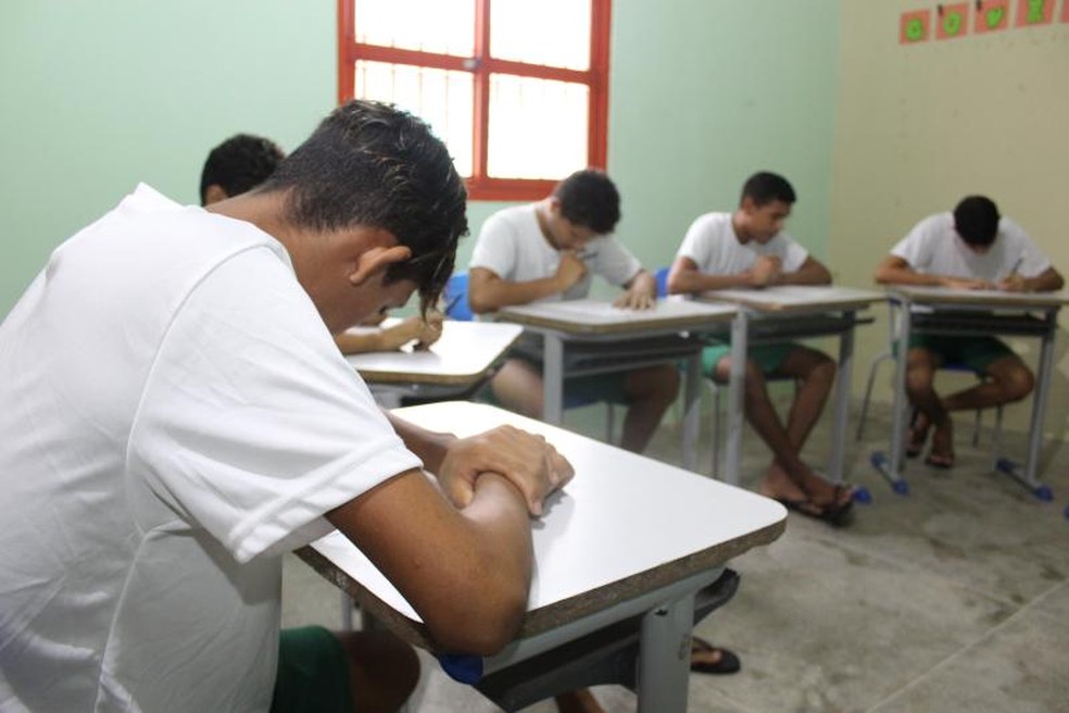 Jovens e adolescentes no sistema socioeducativo do Ceará participam de Enem PPL 2022. — Foto: George Braga/Seas