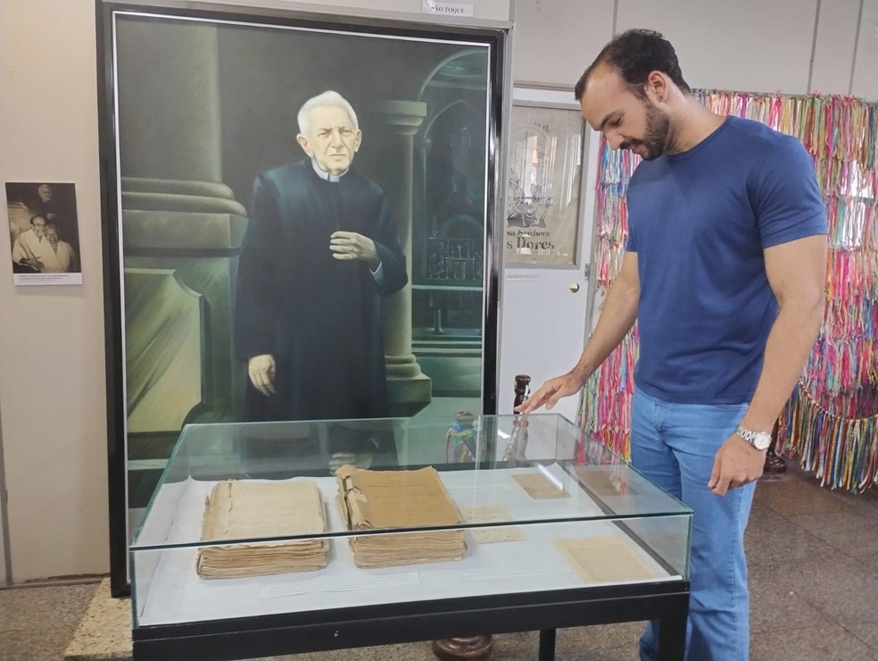 Historiador Allan Freitas trabalha em projeto que transcreve e atualiza cartas escritas por Padre Cícero. — Foto: Claudiana Mourato/SVM