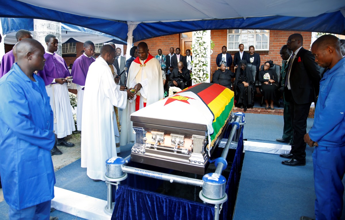 Corpo de ex-ditador do Zimbábue é sepultado 22 dias após morte | Mundo | G1
