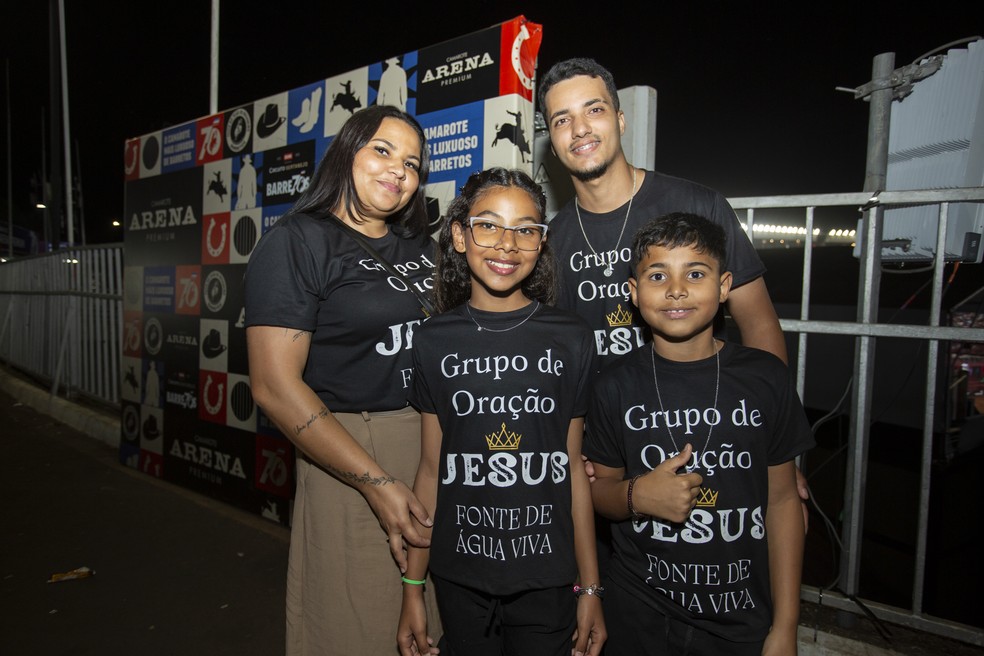 Juliana Izzi, de Taquaritinga (SP), veio com a família para a apresentação do Frei Gilson em Barretos — Foto: Ricardo Nasi/g1