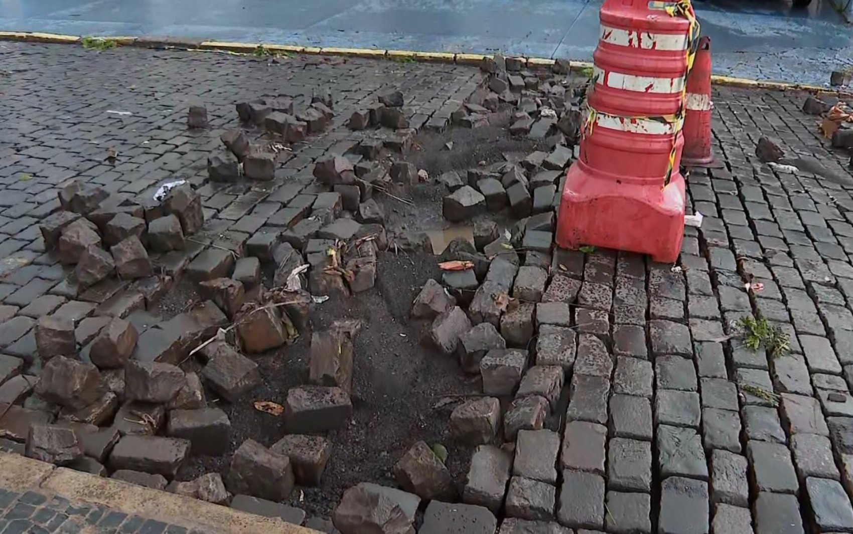 Avenida Nove de Julho: 1 ano após obra de R$ 32 milhões, Prefeitura cogita refazer serviço em pavimento