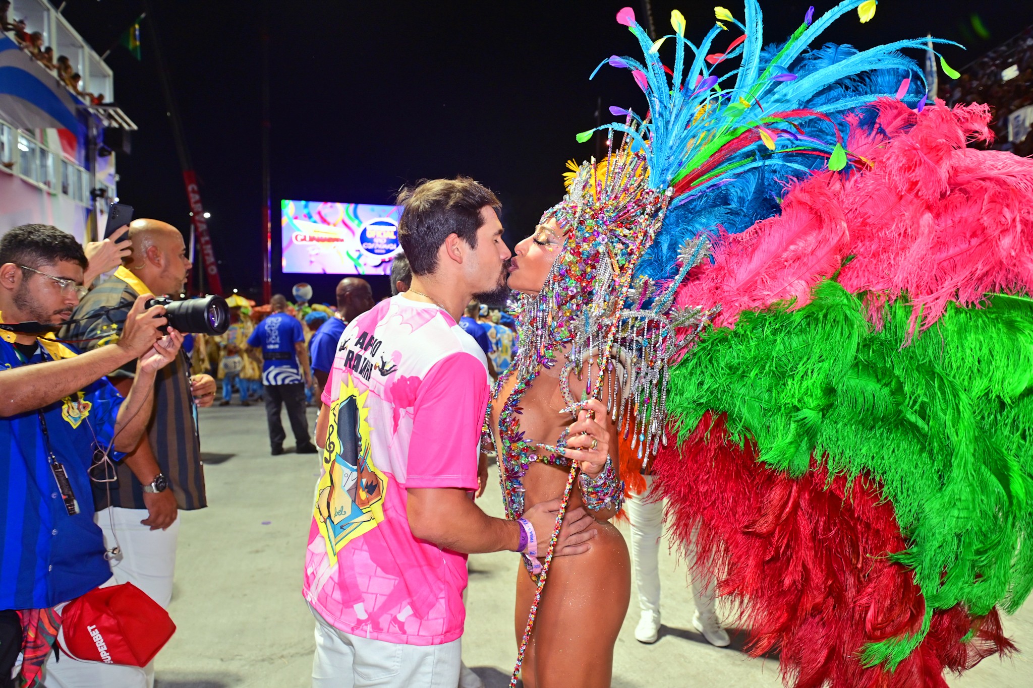 Sabrina Sato usa fantasia de 40 quilos para desfilar na Vila Isabel  