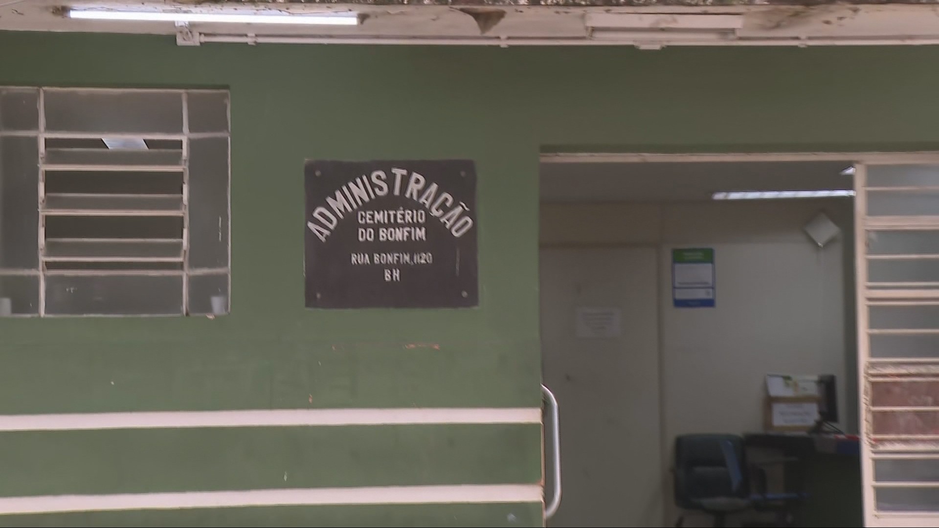 Cemitério do Bonfim, em BH, tem relatos de furtos e túmulos abertos; famílias reclamam de abandono