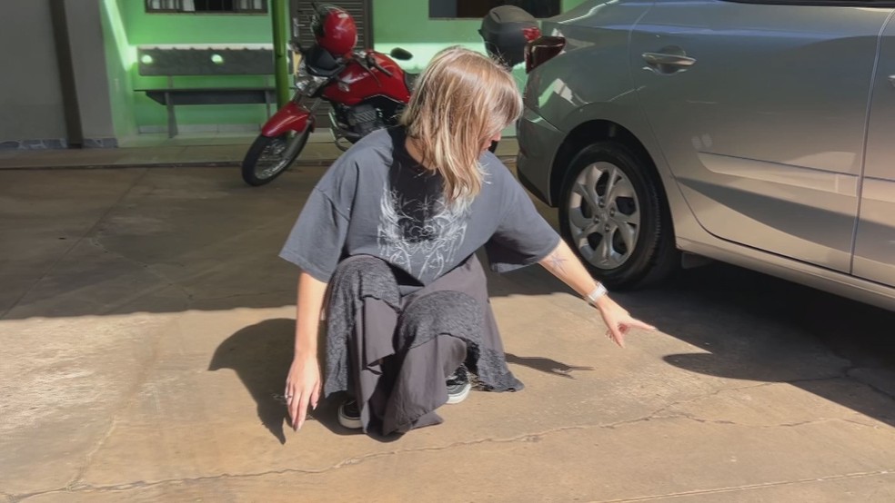 4 de 4
Beatriz mostra o local onde parou entre os dois carros na loja em Bauru &mdash; Foto: TV TEM/ Reprodu&ccedil;&atilde;o