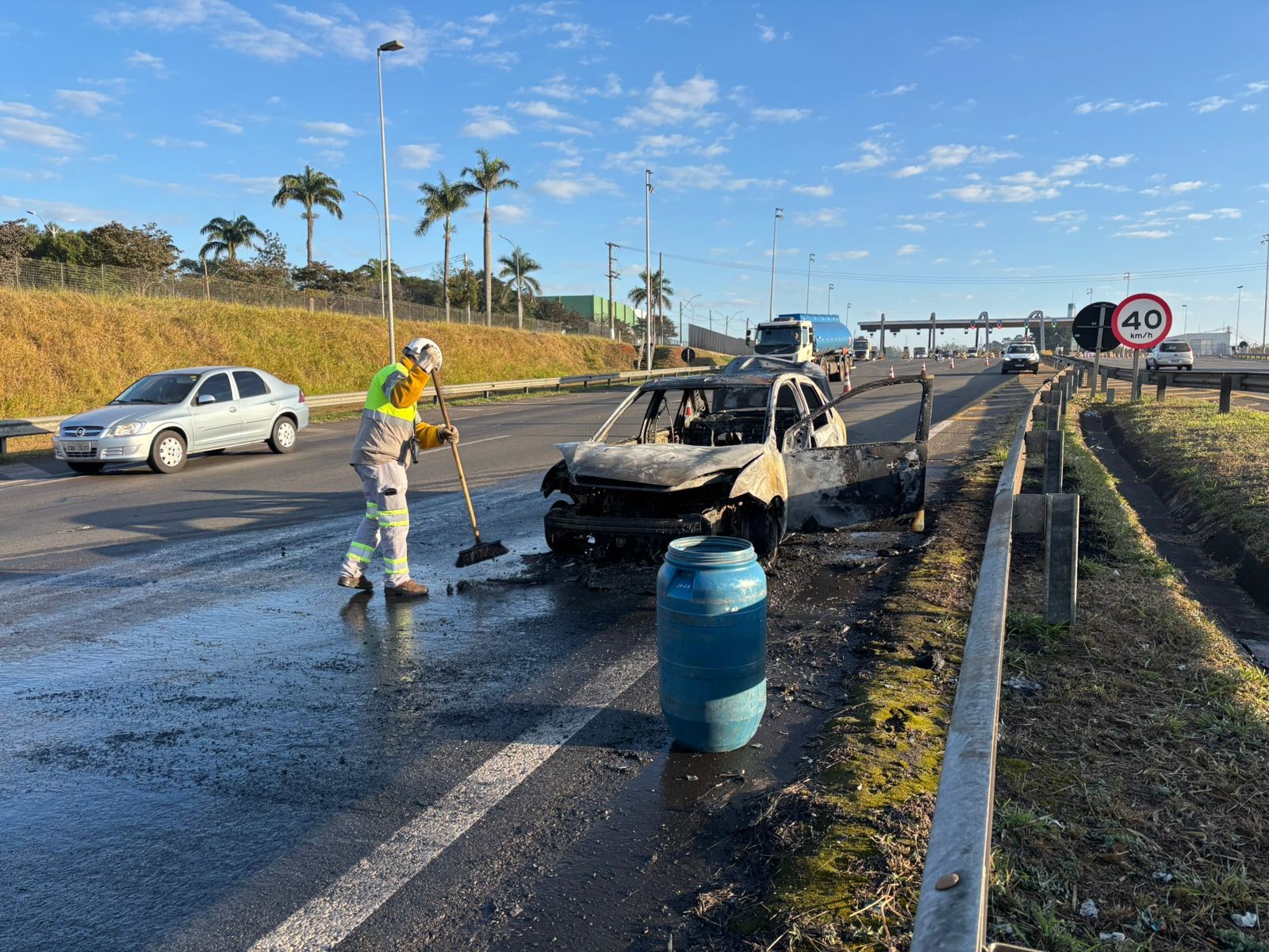VÍDEO: carro pega fogo na Rodovia Zeferino Vaz, em Paulínia 