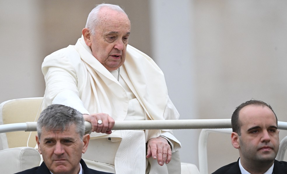 O Papa Francisco no papamóvel após a missa do Domingo de Páscoa, no Vaticano — Foto: TIZIANA FABI / AFP