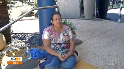 Mãe se acorrenta em frente ao MP para conseguir transferir filho de hospital