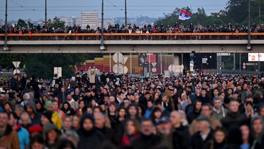 Após dois massacres, milhares de manifestantes pedem por mais segurança na Sérvia