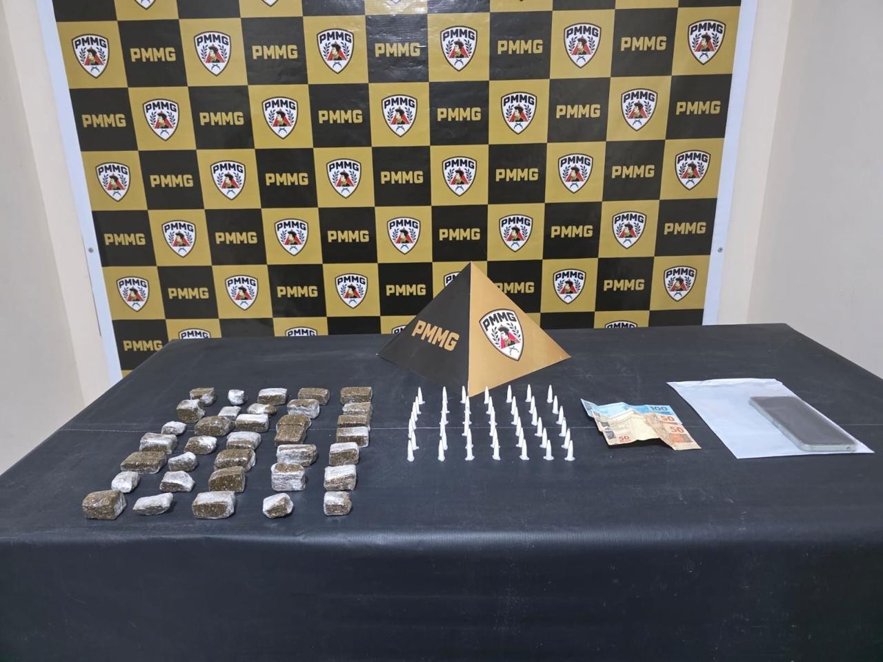 Homem que guardava drogas em pote de arroz e fazia vendas por aplicativo é preso em Coroaci