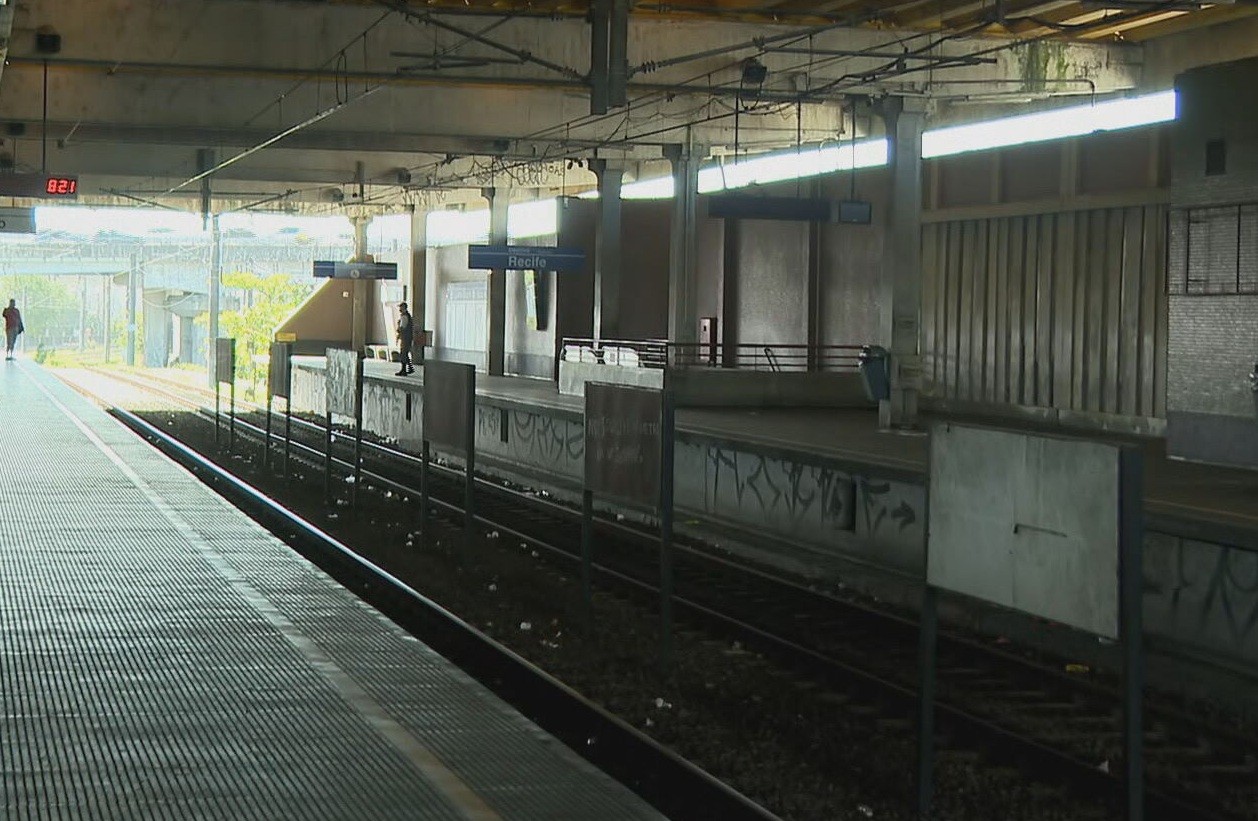 Linha Sul do Metrô do Recife volta a funcionar após sete horas de suspensão por falta de trens suficientes para circulação mínima