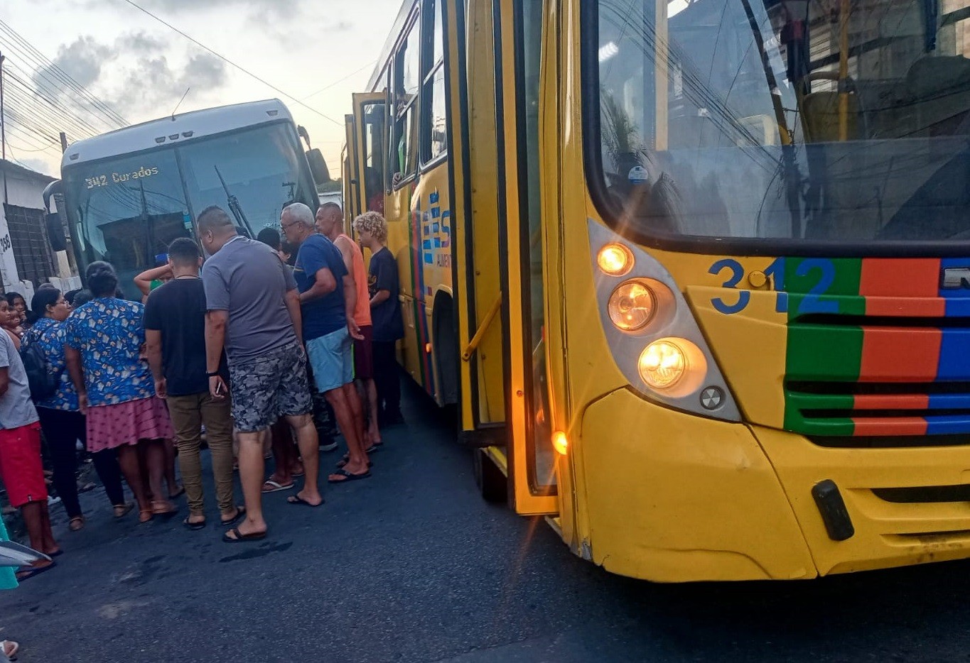 Adolescente de 14 anos morre ao tentar 'surfar' em ônibus e cair do veículo