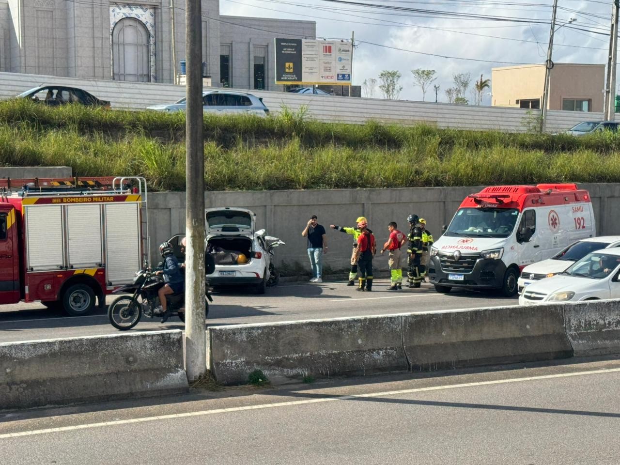 Acidente deixa três pessoas feridas após carro bater em mureta na BR-101, em Parnamirim