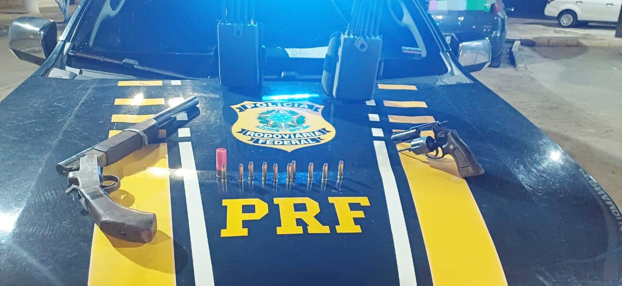 PRF detém homem com carro furtado, armas e bloqueador de sinal em Tacaimbó