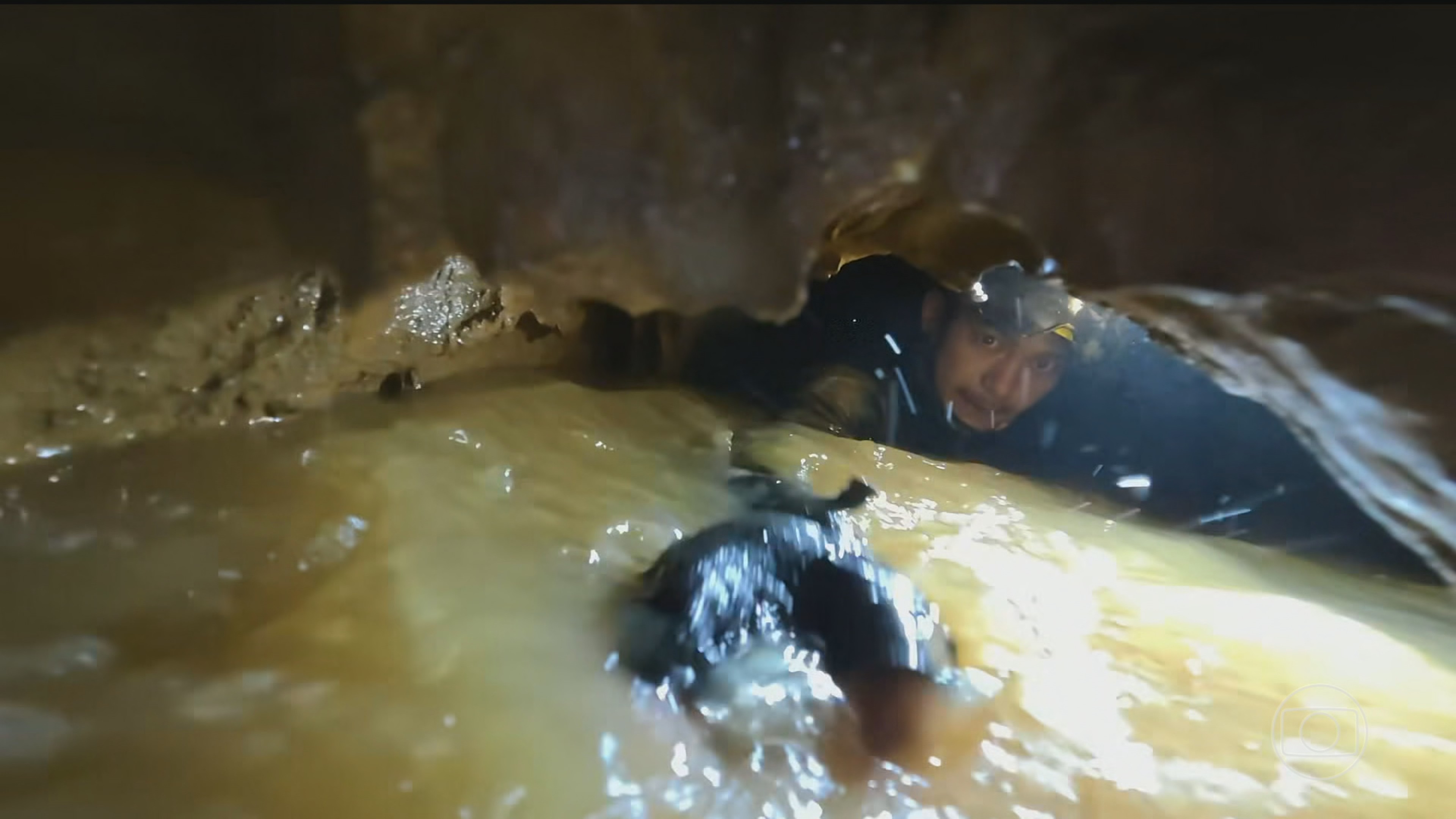 Equipes de resgate de 4 países tentam alcançar 7 pessoas presas há uma semana dentro de caverna no Laos