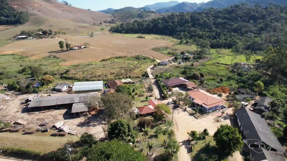 Família que produz manteiga premiada em Pedra Azul, fomenta o agroturismo abrindo a propriedade para os clientes. — Foto: TV Gazeta