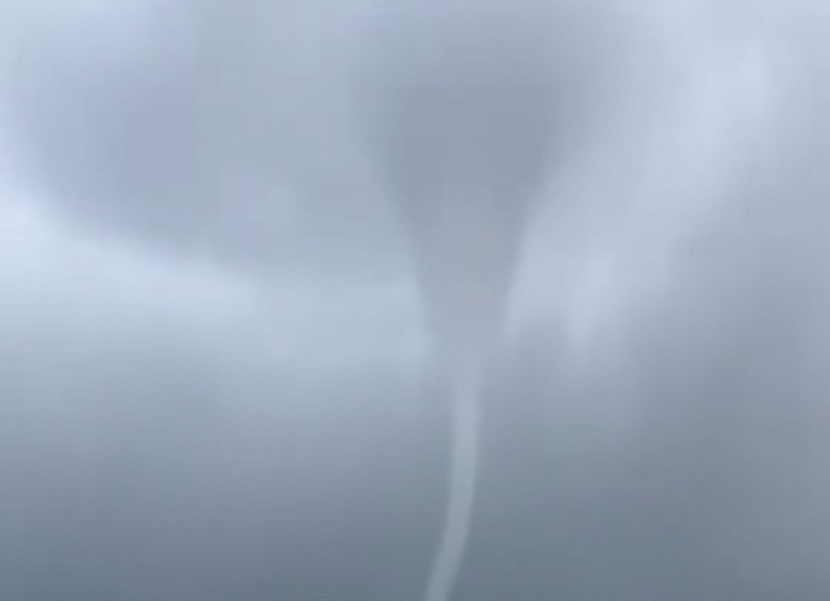 VÍDEO: Tromba d'água impressiona banhistas em praia de Paraty