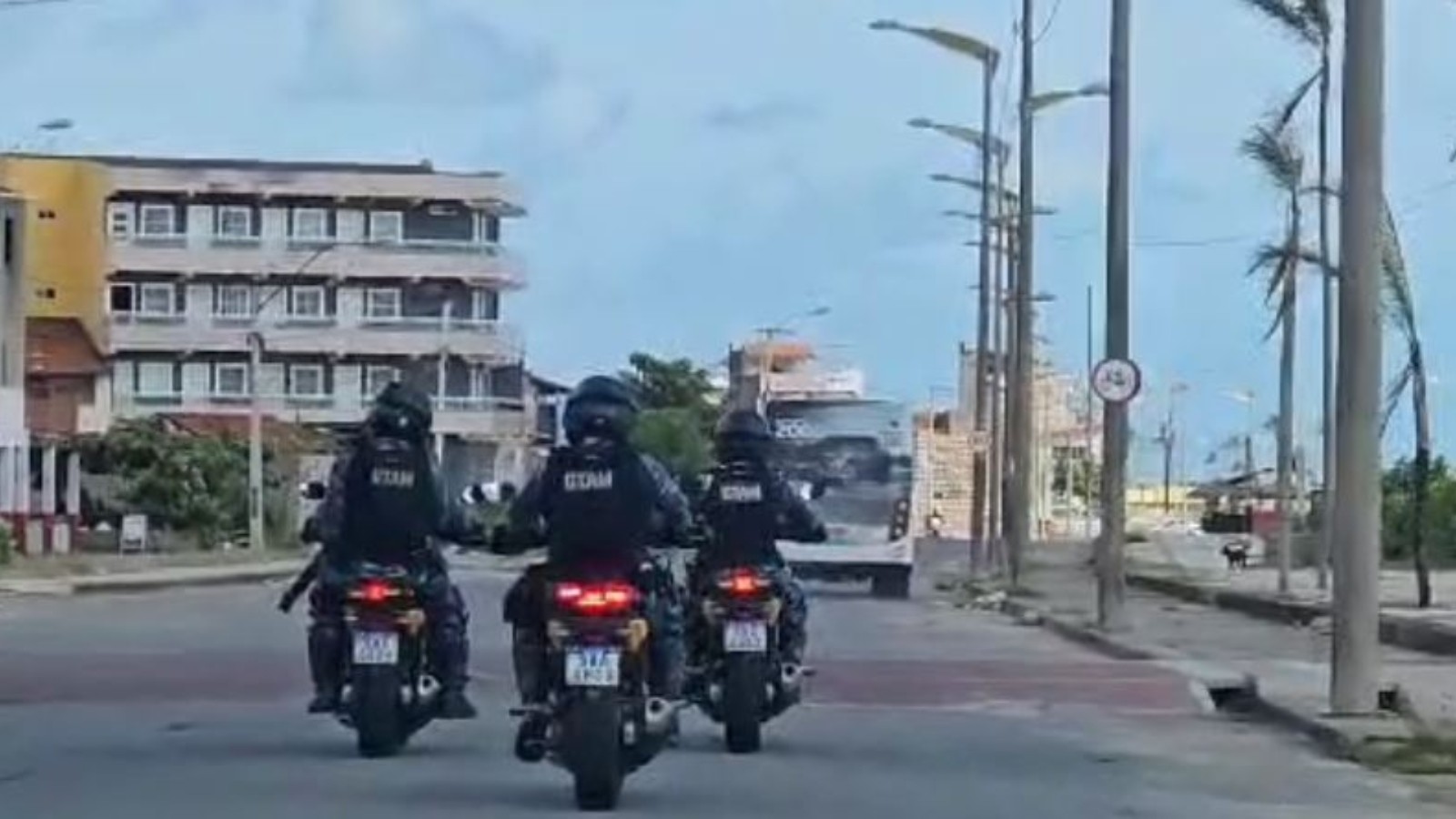 Ônibus circulam escoltados e com desvios nas rotas após chacina em campo de futebol em Fortaleza