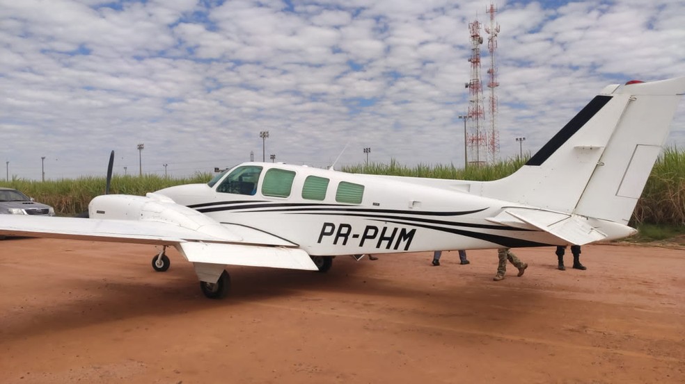Avio carregado com droga  interceptado pela FAB entre Mato e Dobrada — Foto: Polcia Federal