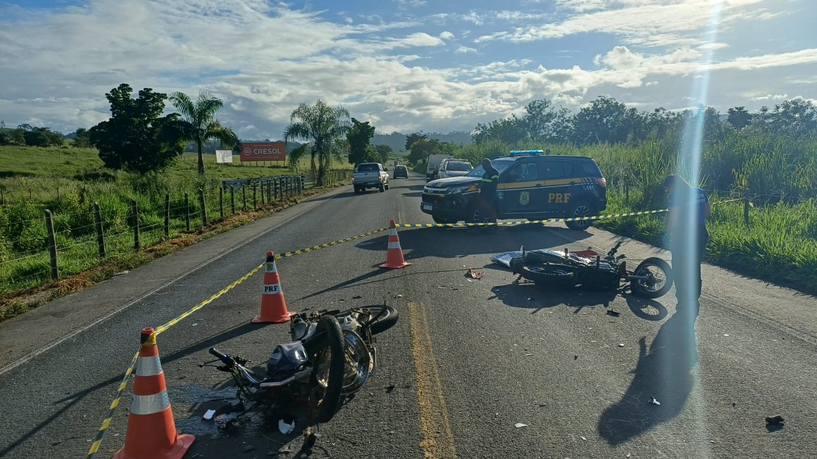 Motos batem de frente e acidente deixa um morto e dois feridos em trecho de reta na BR-259, em Colatina