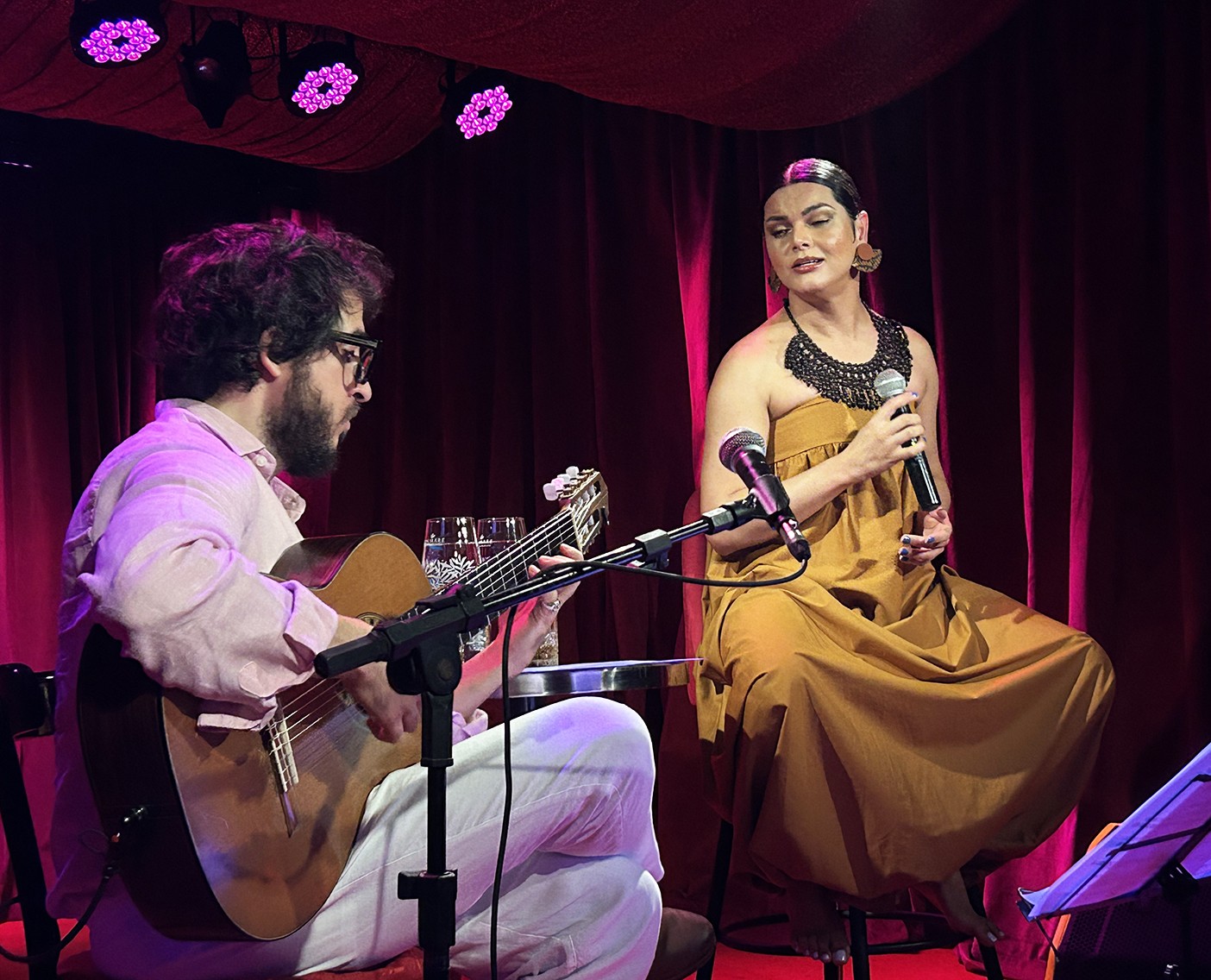 Assucena e João Camarero exaltam a canção brasileira, sem levar ‘rasteiras melódicas’, em show feito à flor da pele