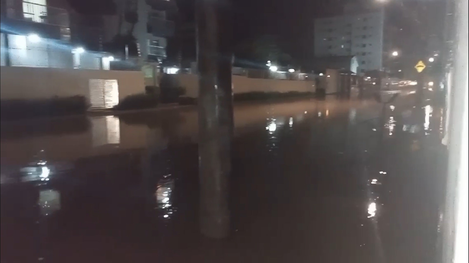 VÍDEO: Chuva forte causa alagamentos em diversos bairros de Caraguatatuba, SP