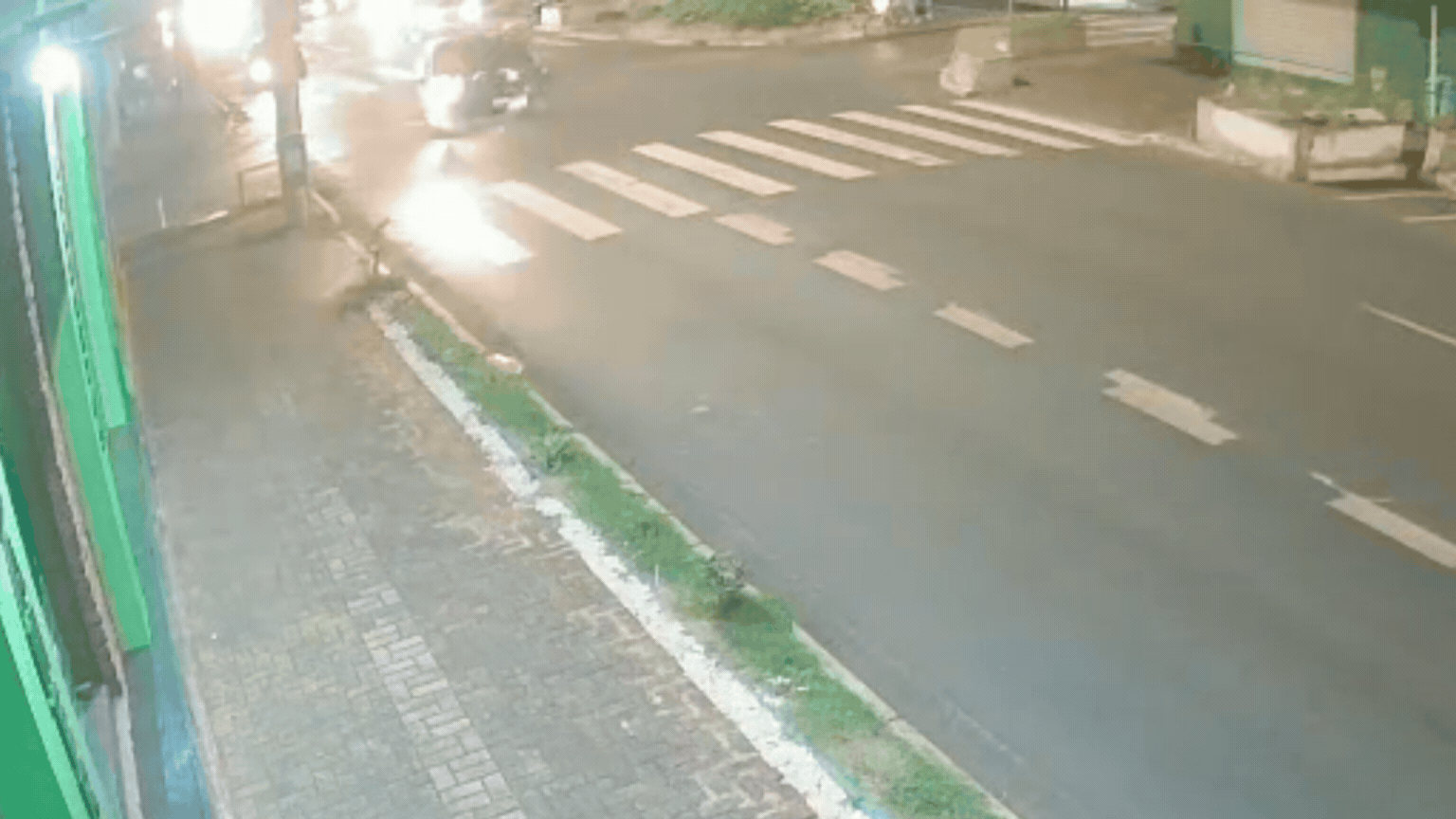 VÍDEO: Piloto e garupa ‘voam’ após batida entre moto e carro em cruzamento no Centro de Uberlândia