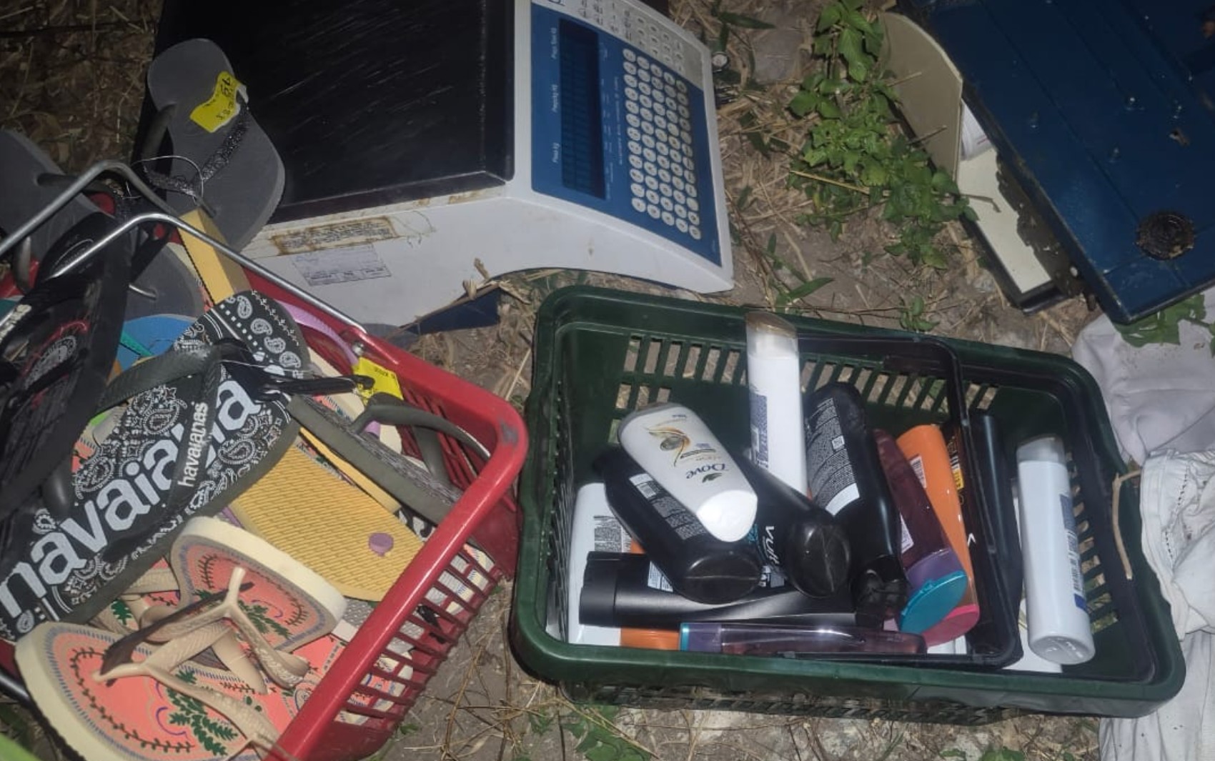 VÍDEO: homens são flagrados furtando produtos em supermercado na Bahia; suspeito é preso