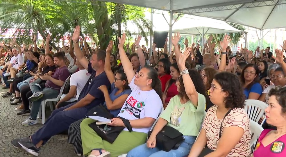 Profissionais da rede municipal de educação em reunião sobre a continuação da greve — Foto: TV Globo/ Reprodução