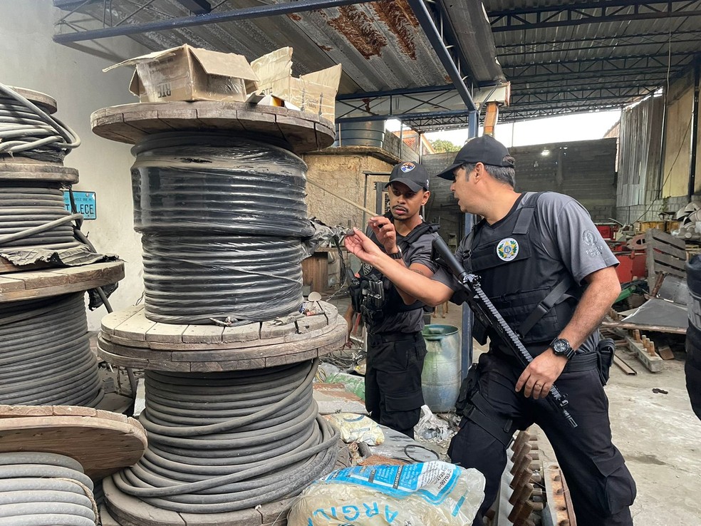 Polícia cumpre mandado de busca em operação contra o furto de cobre — Foto: Lucas Madureira/TV Globo