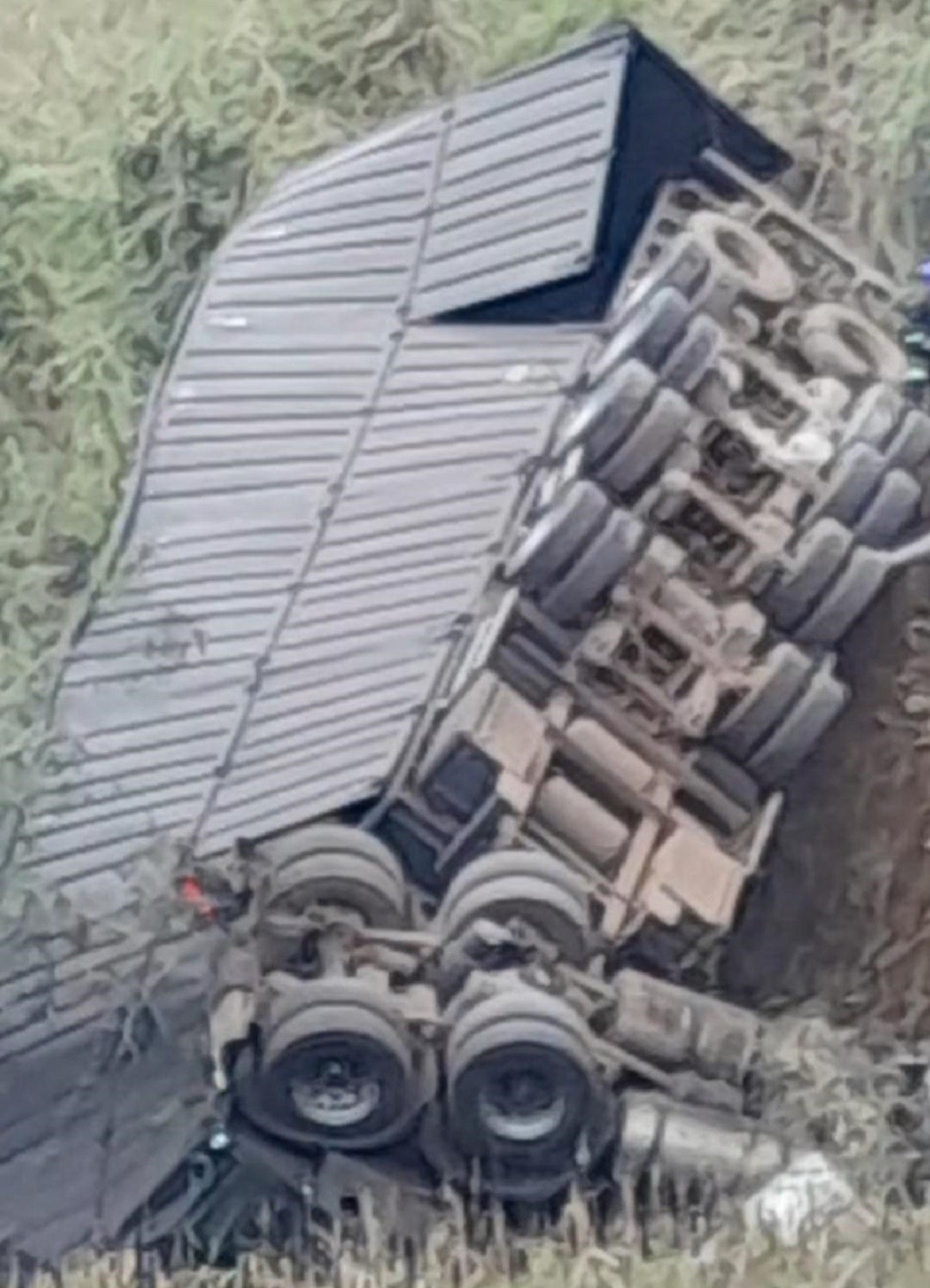 VÍDEO: Carreta despenca de 35 metros de altura em viaduto na BR-040