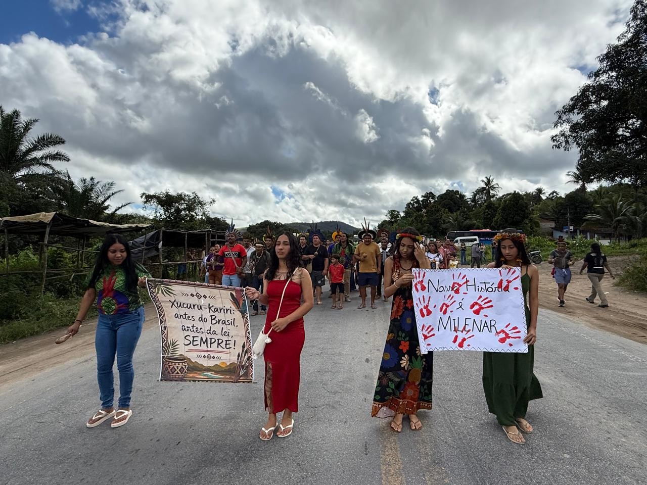 Indígenas bloqueiam BR-101 em Alagoas em protesto contra julgamento do Marco Temporal