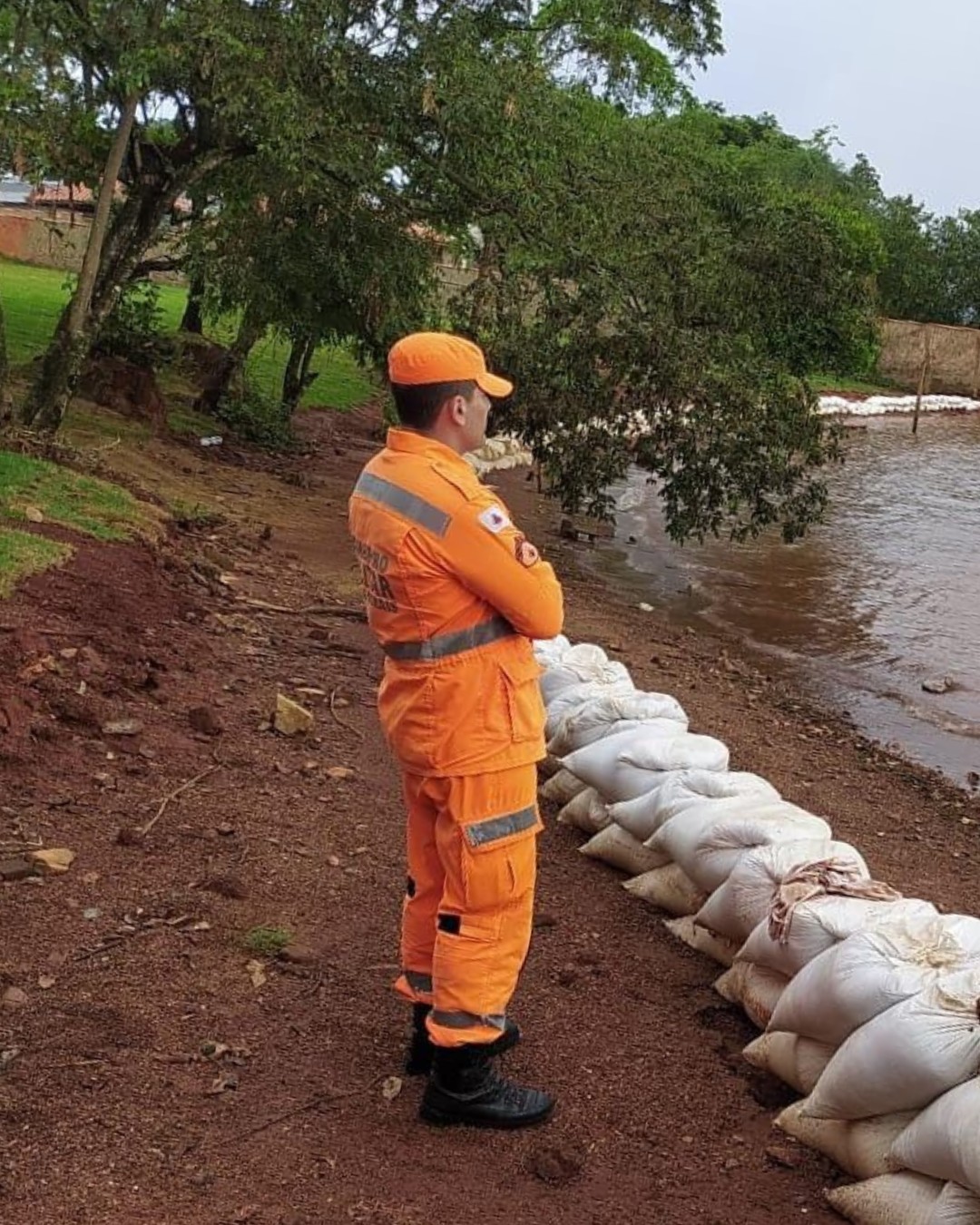 Homem pula de ponte e morre afogado no Rio Grande em MG