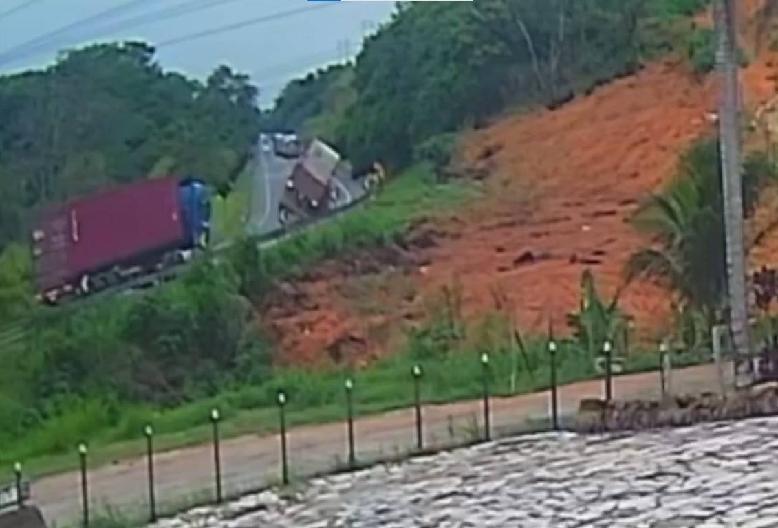VÍDEO: carreta com pedra de ganito tomba e motorista fica ferido na BR-101, no ES