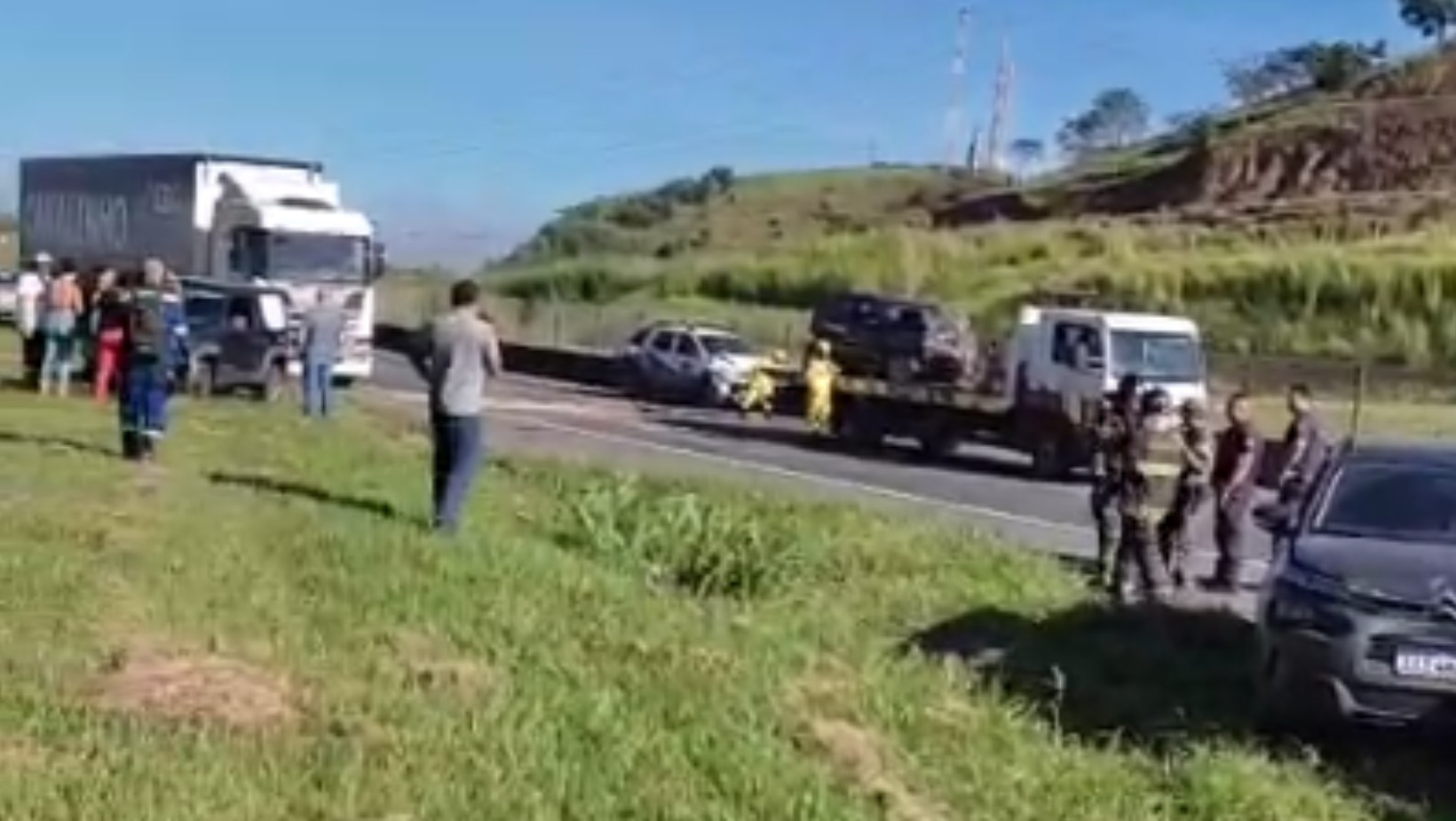 Engavetamento interdita totalmente a rodovia Presidente Dutra no trecho de Aparecida, SP