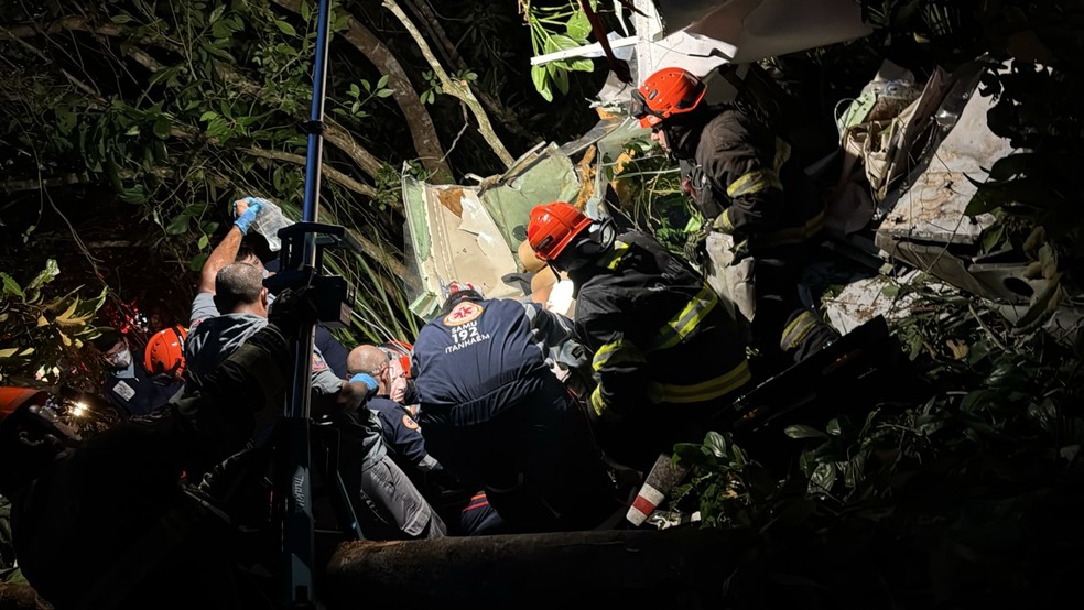 Aeronave de pequeno porte cai no litoral de São Paulo — Foto: Defesa Civil de SP