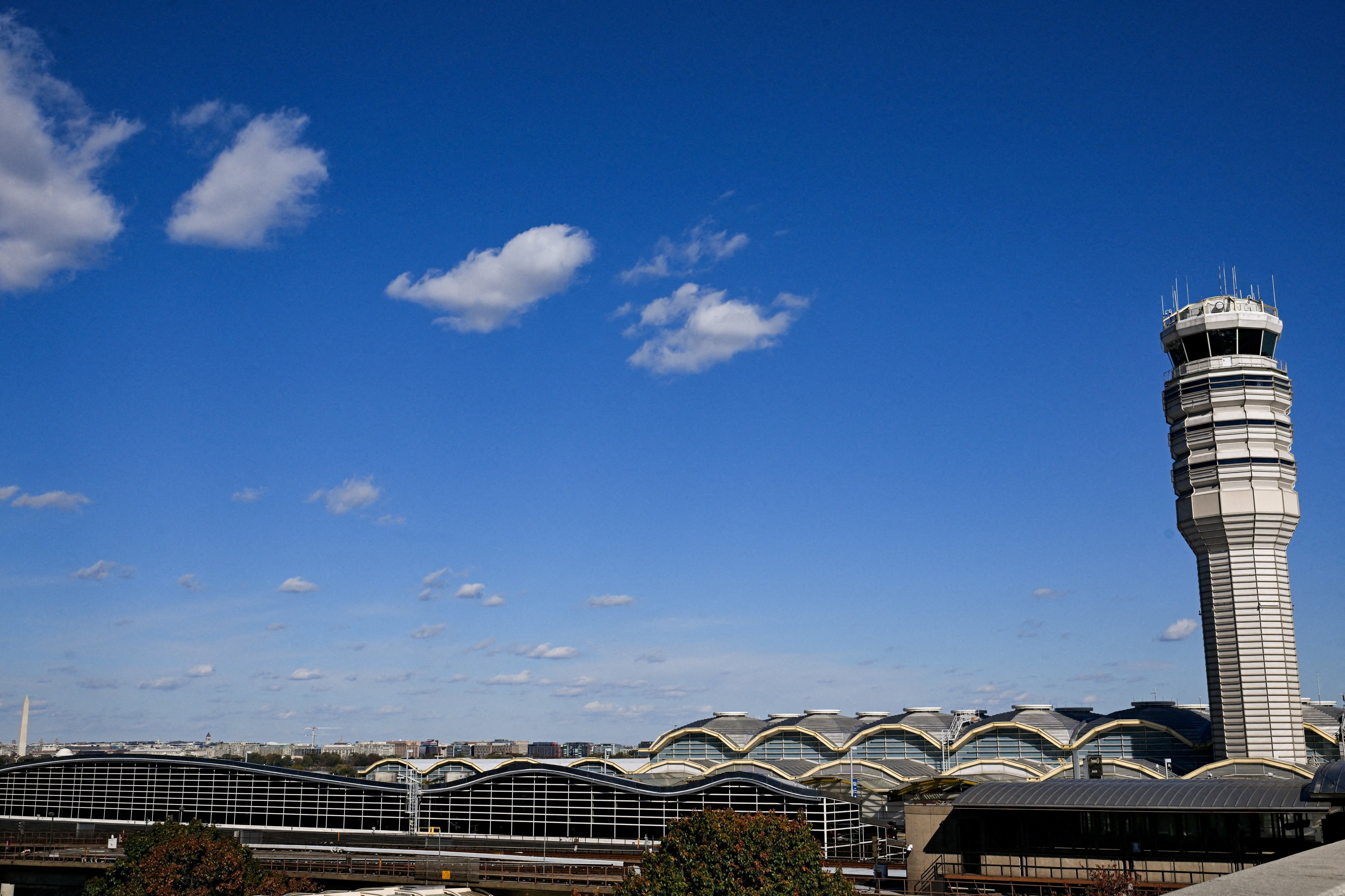 Ameaça de bomba em avião interrompe operações de aeroporto em Washington, diz agência