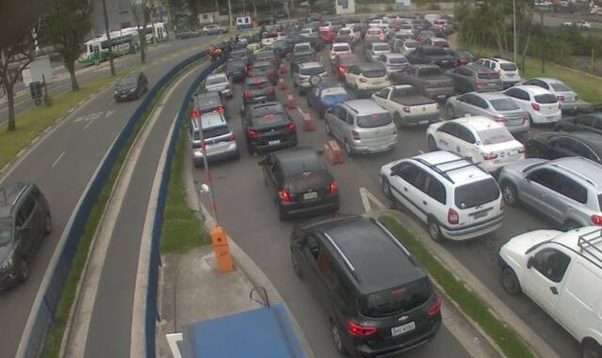 Motoristas enfrentam fila de mais de 2 horas para realizar travessia de balsas entre Santos e
