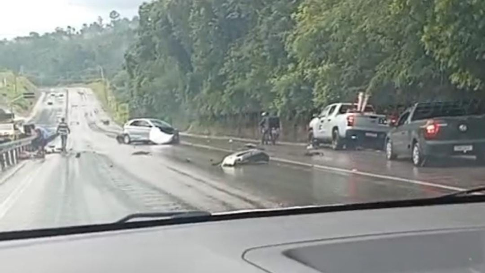 Duas pessoas morrem e três ficam feridas após capotamento na Raposo Tavares em Sorocaba