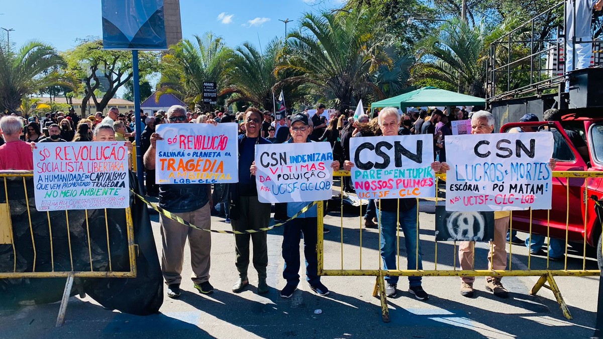 Moradores fazem manifestação contra 'pó preto' da CSN em Volta Redonda Sul do Rio e Costa