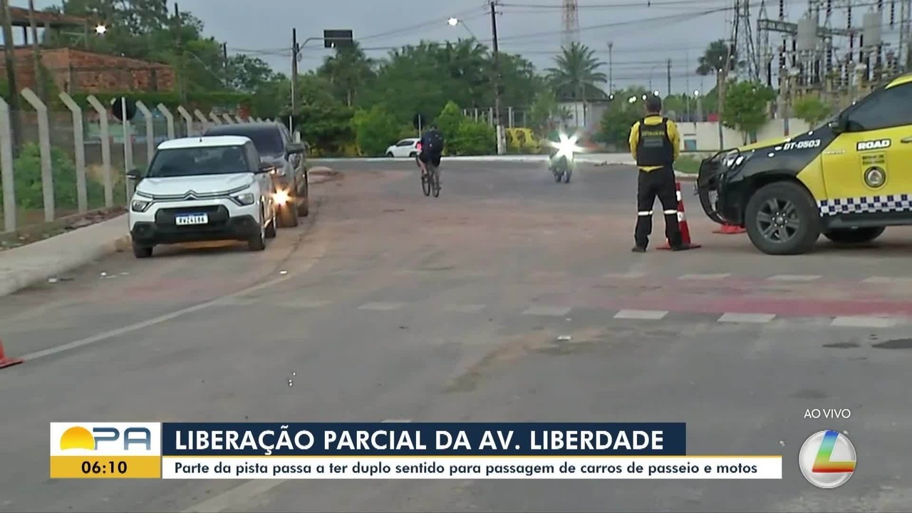 Trabalhadores protestam por atraso de pagamento e interditam trecho da Avenida Liberdade, em Belém
