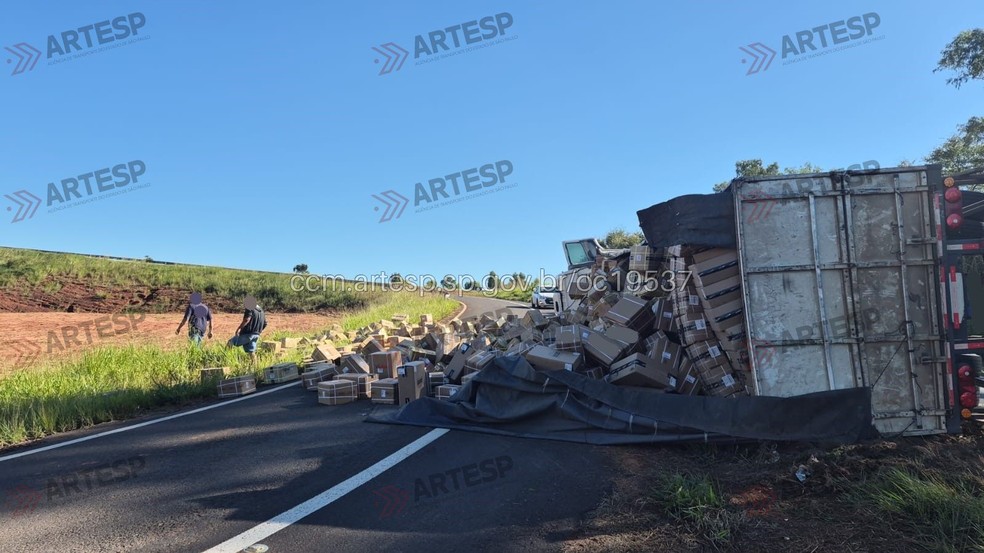 Carreta carregada com 22 toneladas de peças tomba em curva e bloqueia alça de acesso em Rancharia (SP) — Foto: Reprodução/Artesp