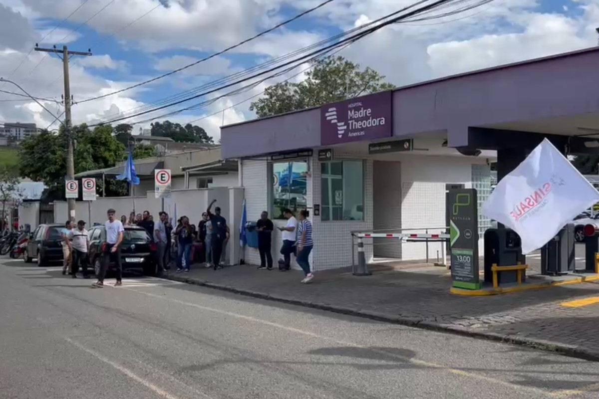 Funcionários em greve fazem protesto em frente a hospital em Campinas