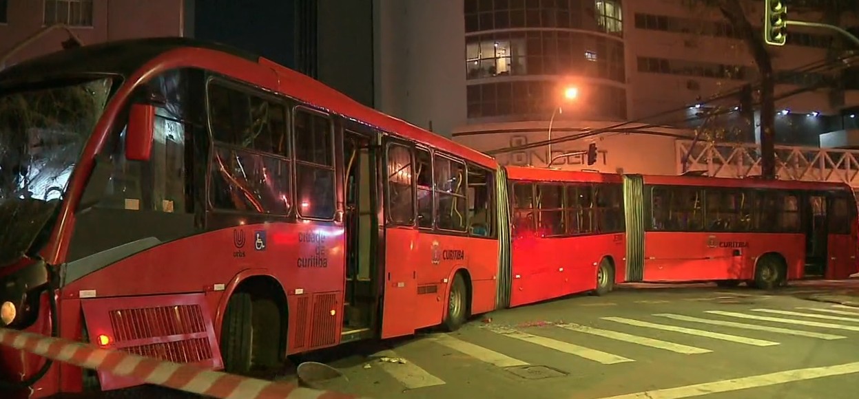 Ônibus desvia de carro na contramão, bate contra muro e deixa 28 pessoas feridas, em Curitiba