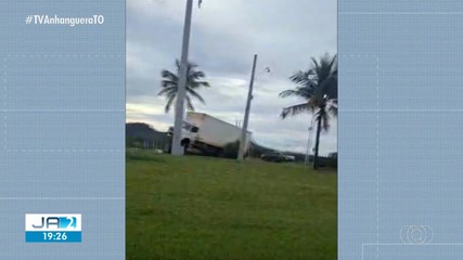 Caminhão para em canteiro na entrada de Palmas