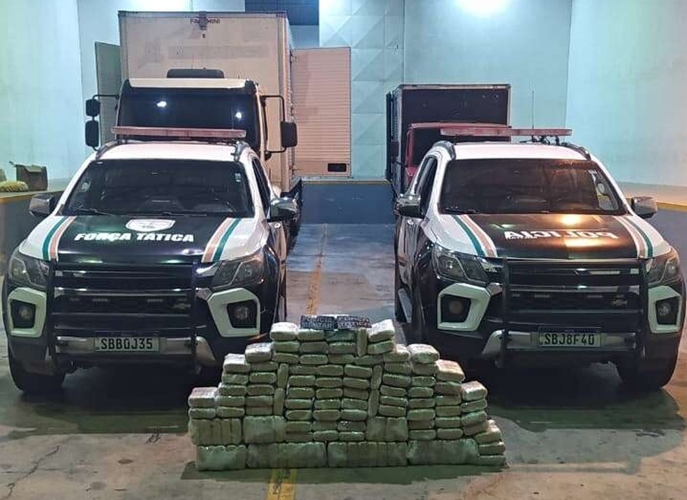 Homem foi preso em flagrante transportando 135 kg de maconha no Ceará — Foto: Polícia Militar do Ceará/Divulgação