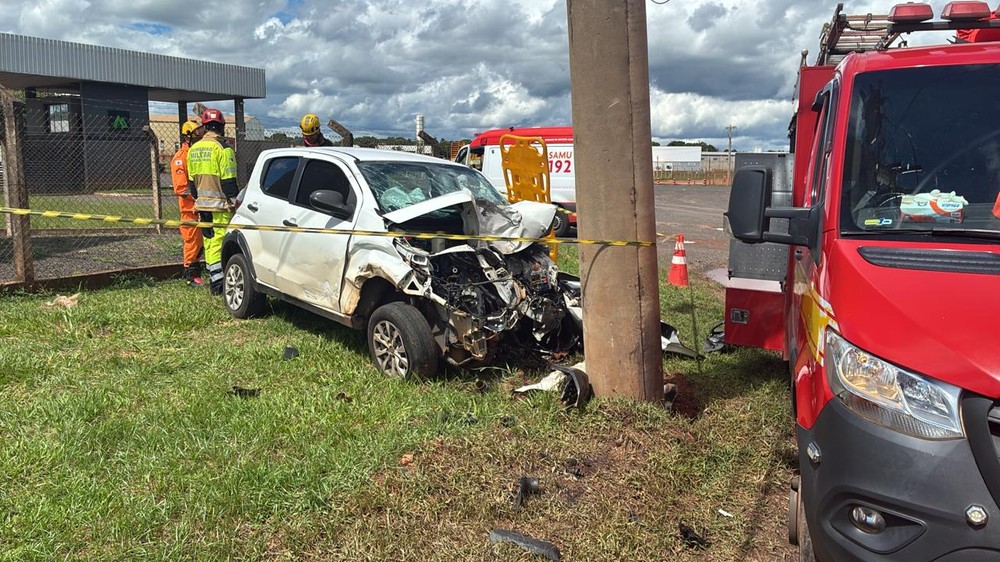 Funcionário morre ao bater carro em poste em frente à empresa onde trabalhava em Uberaba