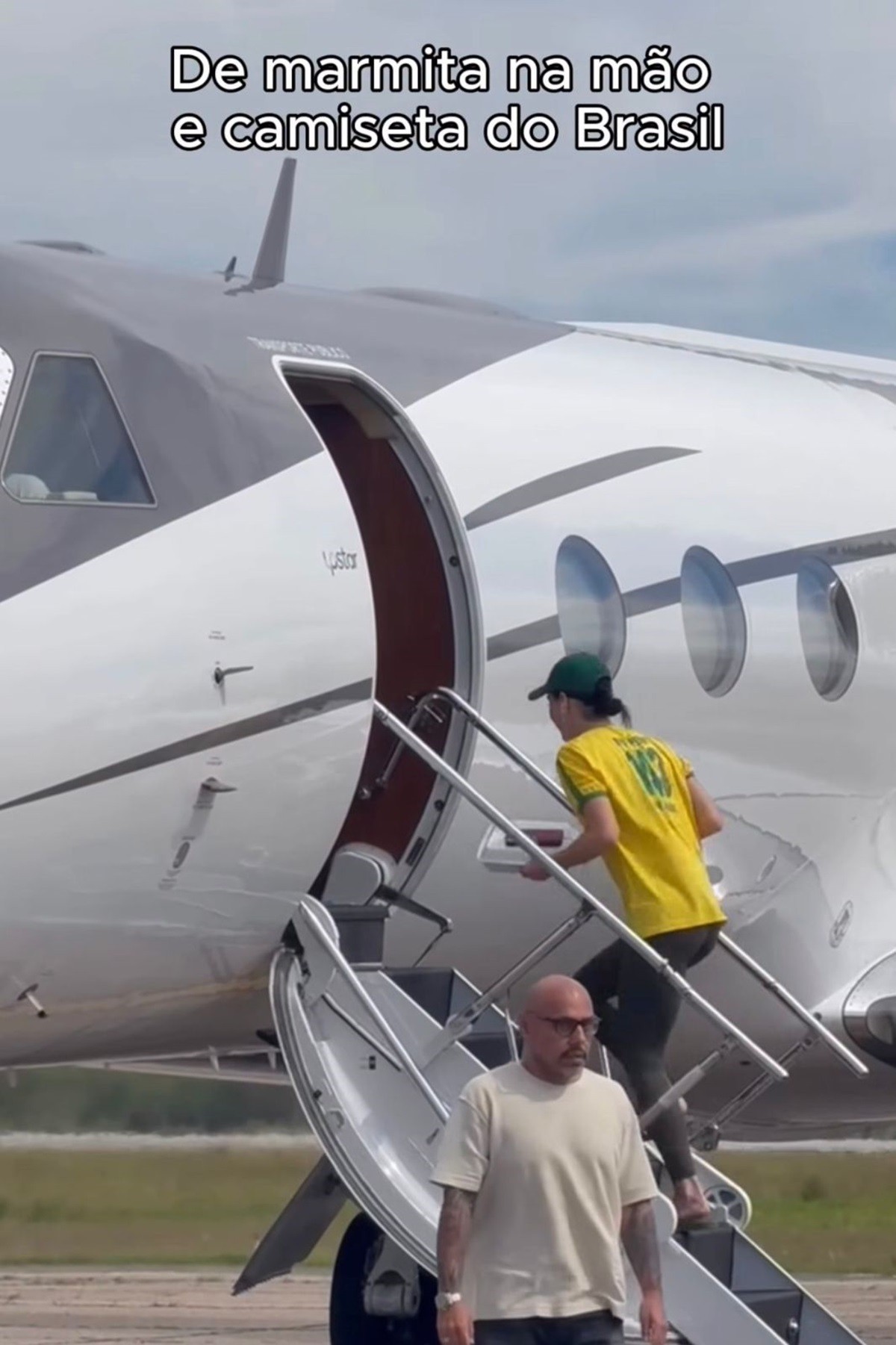 VÍDEO: Katy Perry aparece em aeroporto de Florianópolis com camisa do Brasil antes de show em Brasília