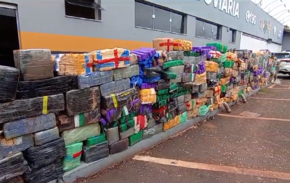 Polícia Rodoviária apreende grande quantidade de maconha escondida em carga de milho em Jaú — Foto: Divulgação/Polícia Rodoviária