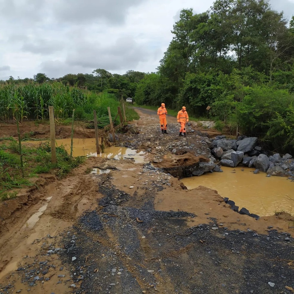 Chuva forte abre cratera em rodovia de Sergipe e deixa uma pessoa