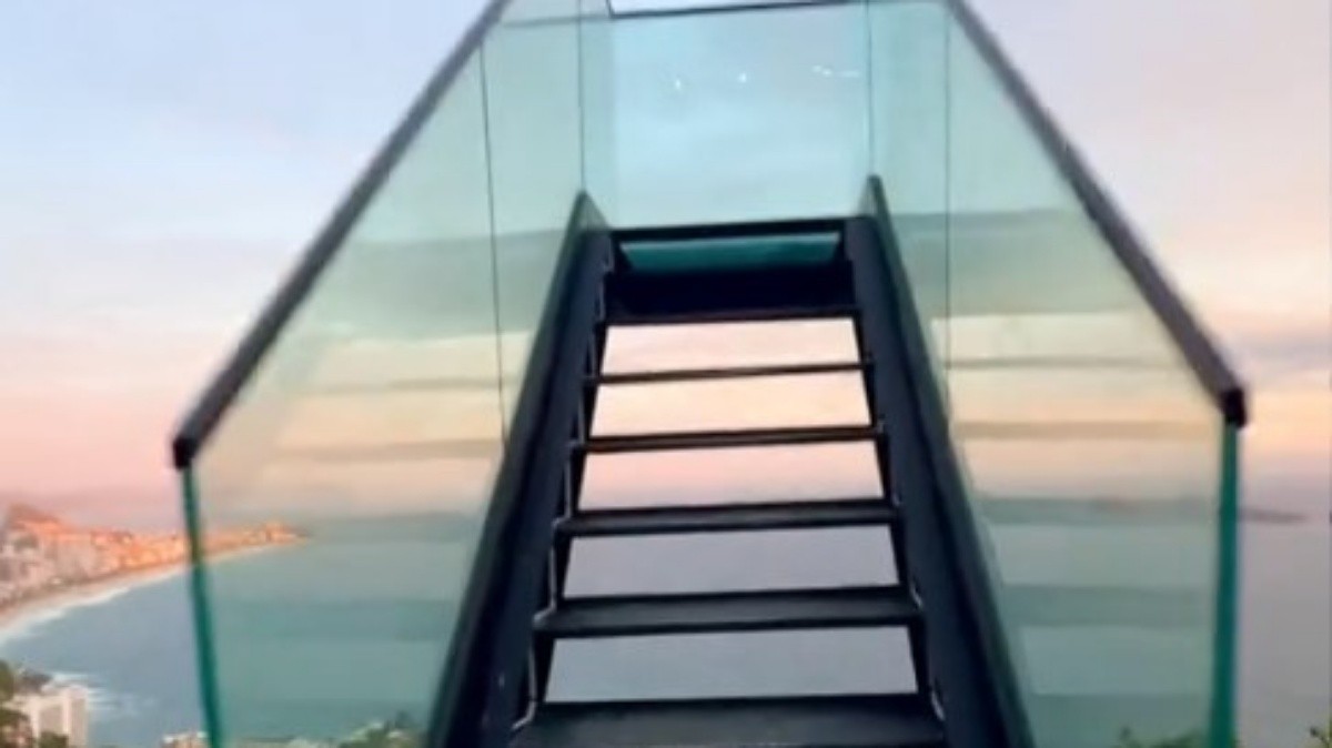 'Escada para o infinito': prefeitura 
retira estrutura 'instagramável' ilegal no Vidigal por risco de desabamento